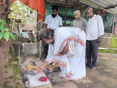 श्री परागबुवा रामदासी - पादुकांचे दर्शन घेताना