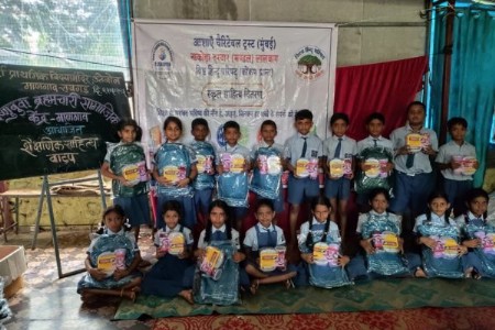 विष्णुबुवा ब्रह्मचारी सामाजिक केंद्राद्वारे शैक्षणिक साहित्य वाटप
